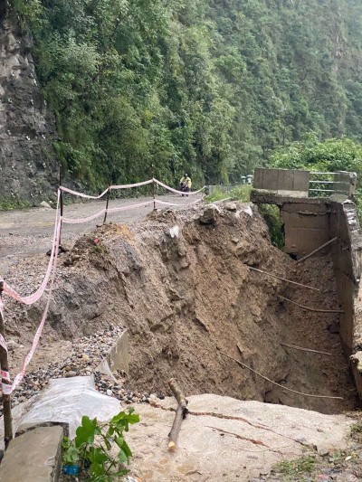  पृथ्वीराजमार्गको आँबुखैरेनीमा सडक भासियो 